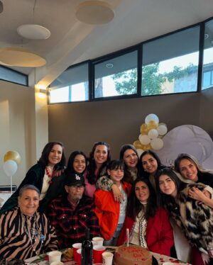 Andrea Torre Instagram - Reunión de despedida de la familia Castañeda Torre ✈️🇪🇸🏠

Les deseamos que este sea el inicio de una etapa llena de puras cosas buenas para ustedes. Saben que siempre estaremos apoyándolos y cuando lo necesiten ❤️
Los amamos @mariatorreh, @alonso.aca, Lucky y Leo ✨

—

#ATH🍄 #andreatorre #family #photodump #familia #familyfirst #buenviaje