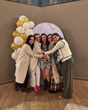 Andrea Torre Instagram - Reunión de despedida de la familia Castañeda Torre ✈️🇪🇸🏠

Les deseamos que este sea el inicio de una etapa llena de puras cosas buenas para ustedes. Saben que siempre estaremos apoyándolos y cuando lo necesiten ❤️
Los amamos @mariatorreh, @alonso.aca, Lucky y Leo ✨

—

#ATH🍄 #andreatorre #family #photodump #familia #familyfirst #buenviaje