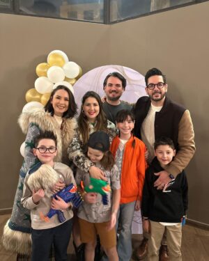 Andrea Torre Instagram - Reunión de despedida de la familia Castañeda Torre ✈️🇪🇸🏠

Les deseamos que este sea el inicio de una etapa llena de puras cosas buenas para ustedes. Saben que siempre estaremos apoyándolos y cuando lo necesiten ❤️
Los amamos @mariatorreh, @alonso.aca, Lucky y Leo ✨

—

#ATH🍄 #andreatorre #family #photodump #familia #familyfirst #buenviaje