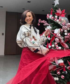 Andrea Torre Instagram - Navidad 2024 con los #OdP 🎄🎅

Muy feliz de compartir fechas tan bonitas con personas que adoro… 
 
Y no se pierdan la última foto, se logró y quedó bien padre!!! 

—

#ATH🍄 #andreatorre #navidad #odep #ortizdepinedo #familia #family #navidad2024