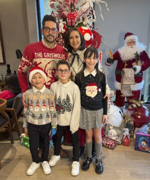 Andrea Torre Instagram - Navidad 2024 con los #OdP 🎄🎅

Muy feliz de compartir fechas tan bonitas con personas que adoro… 
 
Y no se pierdan la última foto, se logró y quedó bien padre!!! 

—

#ATH🍄 #andreatorre #navidad #odep #ortizdepinedo #familia #family #navidad2024