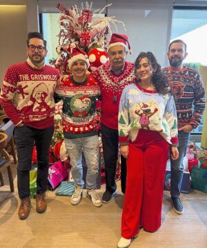 Andrea Torre Instagram - Navidad 2024 con los #OdP 🎄🎅

Muy feliz de compartir fechas tan bonitas con personas que adoro… 
 
Y no se pierdan la última foto, se logró y quedó bien padre!!! 

—

#ATH🍄 #andreatorre #navidad #odep #ortizdepinedo #familia #family #navidad2024