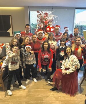 Andrea Torre Instagram - Navidad 2024 con los #OdP 🎄🎅

Muy feliz de compartir fechas tan bonitas con personas que adoro… 
 
Y no se pierdan la última foto, se logró y quedó bien padre!!! 

—

#ATH🍄 #andreatorre #navidad #odep #ortizdepinedo #familia #family #navidad2024