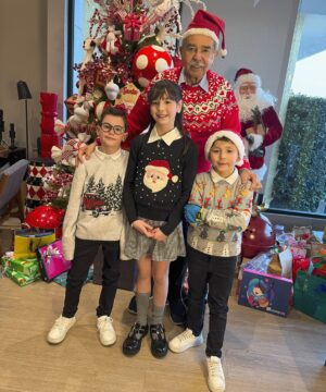 Andrea Torre Instagram - Navidad 2024 con los #OdP 🎄🎅

Muy feliz de compartir fechas tan bonitas con personas que adoro… 
 
Y no se pierdan la última foto, se logró y quedó bien padre!!! 

—

#ATH🍄 #andreatorre #navidad #odep #ortizdepinedo #familia #family #navidad2024