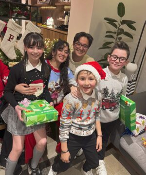 Andrea Torre Instagram - Navidad 2024 con los #OdP 🎄🎅

Muy feliz de compartir fechas tan bonitas con personas que adoro… 
 
Y no se pierdan la última foto, se logró y quedó bien padre!!! 

—

#ATH🍄 #andreatorre #navidad #odep #ortizdepinedo #familia #family #navidad2024