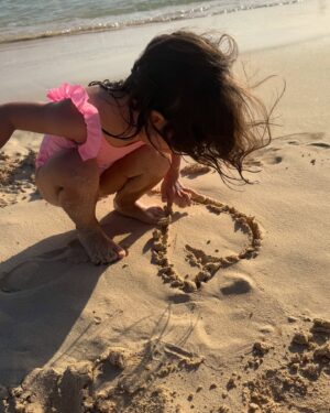 Andreia Rodrigues Instagram - Cabo Verde! Entrámos em 2025 conectados com  o mar, a terra, o sol, a dançar! Juntos! Sou muito feliz aqui! 

1 - Primeiro dia de praia …
2 - Praia de Santa Maria..
3 - A meia noite ✨
4 - O look da passagem de ano! Obrigada @roselyn_silva - era exatamente assim que me imaginava 🙏🏻
5 - É amor! 
6 - Meus amores ❤️
7 - Nós, elas e as conchas 🐚
8 - Nós!
9 - Elas e as ondas quentes…
10 - A foto tirada, depois da última corrida, na praia! Até já, Ilha do Sal! 

Se devemos voltar a lugares onde fomos felizes? Com toda a certeza! 🩵