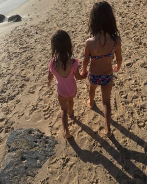 Andreia Rodrigues Instagram - Cabo Verde! Entrámos em 2025 conectados com  o mar, a terra, o sol, a dançar! Juntos! Sou muito feliz aqui! 

1 - Primeiro dia de praia …
2 - Praia de Santa Maria..
3 - A meia noite ✨
4 - O look da passagem de ano! Obrigada @roselyn_silva - era exatamente assim que me imaginava 🙏🏻
5 - É amor! 
6 - Meus amores ❤️
7 - Nós, elas e as conchas 🐚
8 - Nós!
9 - Elas e as ondas quentes…
10 - A foto tirada, depois da última corrida, na praia! Até já, Ilha do Sal! 

Se devemos voltar a lugares onde fomos felizes? Com toda a certeza! 🩵