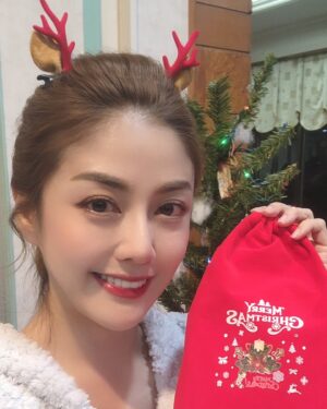 Angel Han Instagram - 聖誕快樂🥰 〈V的聲音好好聽😍〉
