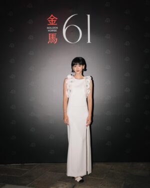 Angela Yuen Instagram - 又一年的金馬。

在金馬影展看了十五部電影，上了兩個大師課，還在大師課看到了仰望的 Everything Everywhere All At Once 的主創們。幾個小時課中幾近瘋狂不能自己，一直不自覺的hyperventilate，內心又哭又笑。EEAAO 是對我來說很重要的電影，是兩年前的當頭棒喝。上完大師課有一種難以形容的感覺，沉澱了兩日，依然未完全確定係乜，我可能會形容為找回某種心跳，而我覺得這個感覺是重要的。

感謝金馬！

Photography @ililyyy
Makeup @jennyshih_ 
Hair @miley_shen 
Wearing @Chanel.official
#CHANELCruise 
#CHANELHighJewelry
#CHANELandCinema