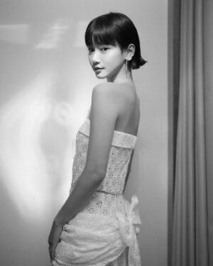 Angela Yuen Instagram - 又一年的金馬。

在金馬影展看了十五部電影，上了兩個大師課，還在大師課看到了仰望的 Everything Everywhere All At Once 的主創們。幾個小時課中幾近瘋狂不能自己，一直不自覺的hyperventilate，內心又哭又笑。EEAAO 是對我來說很重要的電影，是兩年前的當頭棒喝。上完大師課有一種難以形容的感覺，沉澱了兩日，依然未完全確定係乜，我可能會形容為找回某種心跳，而我覺得這個感覺是重要的。

感謝金馬！

Photography @ililyyy
Makeup @jennyshih_ 
Hair @miley_shen 
Wearing @Chanel.official
#CHANELCruise 
#CHANELHighJewelry
#CHANELandCinema