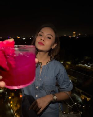 Angie Ang Instagram - Had a chill and relax nights in Bandung 🤏🏼🫰🏼
.
.
Kemaren aku nyobain hotel yang check outnya 24 jam setelah kita check in 😂 baru nemu hotel begini… ga perlu buru-buru jam 11 udah packing hahaha…
Terus ternyata di atasnya ada bar gini, baru buka juga… lah cocktailsnya enakkkkk, dan spot fotonya banyak dan DJmya katanya tiap hariiiiii 🔥
tak terlewatkan doonggs 🤏🏼❤️