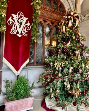 Angie Harmon Instagram - Biltmore bucket list… CHECK✅

#2024wrapped #happynewyear2025 #thebiltmore