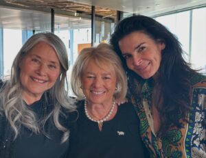 Angie Harmon Instagram - Lunching with Legends…. 🎄I truly & deeply love & adore these powerful women! ❤️❤️❤️❤️

#happyholidays2024 #lunchwithlegends #womenwhoinspire
