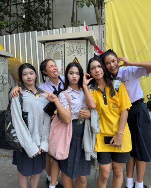Aniporn Chalermburanawong Instagram - พี่มอปลายกับน้องมอต้น พาไปดูกิจกรรมหลังเลิกเรียนจ๊ะ🤓🧸📝✨