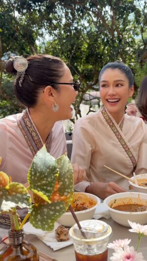Aniporn Chalermburanawong Instagram - เอ้า!! ชาเขียวชงเข้ม🤭🫣

เรื่องมีอยู่ว่าจะถ่ายคลิปลงรีวิวอาหารใน TikTok แล้วในงานมีบาริสต้ามาทำกาแฟอร่อยมากเลยอยากชิมชาเขียวด้วย ให้พี่แนทสั่งชาเขียวไม่หวาน แม่ก็เลยจัดหวานให้เลยขอบคุณแม่มากงับ🥹🙏🏻