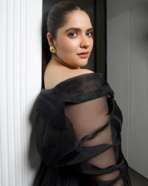 Anjali Anand Instagram - … when a couple of geniuses come together to make sure you look bomb on a big day and are well taken care of 🥹♥️✨
Forever grateful ✨✨
I love you guys ♥️
For @hollywoodreporterindia streaming actors roundtable
Styled by @shaleenanathani 🧚
Makeup by @mallika_bhat 🧿
Outfit @jade_bymk @monicashah1207 🥰
Hair @pinkyroy9467 🦋
Styling asst @samridhi_.jain @simrankumar19 👯‍♀️
Jewels @studioviange 💎 
Clicked by @lakshetamodgil 📸 
My team @nilesh_jadhav_01 @abid6288 ✨