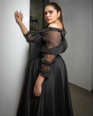 Anjali Anand Instagram - … when a couple of geniuses come together to make sure you look bomb on a big day and are well taken care of 🥹♥️✨
Forever grateful ✨✨
I love you guys ♥️
For @hollywoodreporterindia streaming actors roundtable
Styled by @shaleenanathani 🧚
Makeup by @mallika_bhat 🧿
Outfit @jade_bymk @monicashah1207 🥰
Hair @pinkyroy9467 🦋
Styling asst @samridhi_.jain @simrankumar19 👯‍♀️
Jewels @studioviange 💎 
Clicked by @lakshetamodgil 📸 
My team @nilesh_jadhav_01 @abid6288 ✨