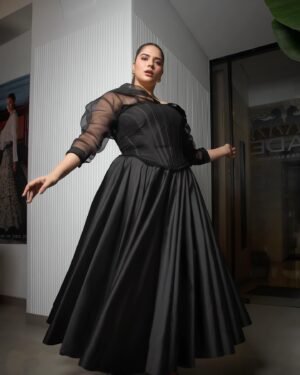 Anjali Anand Instagram - … when a couple of geniuses come together to make sure you look bomb on a big day and are well taken care of 🥹♥️✨
Forever grateful ✨✨
I love you guys ♥️
For @hollywoodreporterindia streaming actors roundtable
Styled by @shaleenanathani 🧚
Makeup by @mallika_bhat 🧿
Outfit @jade_bymk @monicashah1207 🥰
Hair @pinkyroy9467 🦋
Styling asst @samridhi_.jain @simrankumar19 👯‍♀️
Jewels @studioviange 💎 
Clicked by @lakshetamodgil 📸 
My team @nilesh_jadhav_01 @abid6288 ✨