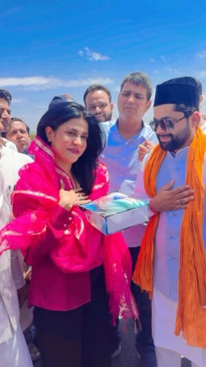 Anjana Om Kashyap Instagram - अजमेर में एक मात्र ब्रह्मा जी का पुष्कर में मंदिर हैं और अजमेर दरगाह के साथ साथ लाल चुनरी से महिलाओं ने रंगीलो राजस्थान में स्वागत किया …रामनवमी के दिन ये सौभाग्य है! और ये पधारो मारे देस वाला धुन तो हमेशा विशेष है! चुनाव है चुनाव …चौबीस का चुनाव!
#rajtilak
#helicoptershot
#Election2024