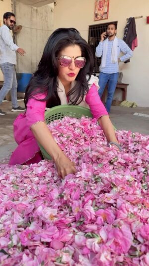Anjana Om Kashyap Instagram - कि तू मेरा इत्तर वे …
कन्नौज में इत्र बनाना सीखा और बनाया!
