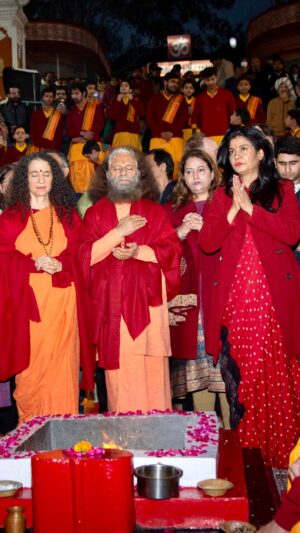 Anjana Om Kashyap Instagram - प्रसिद्ध एंकर अजंना कश्यप @anjanaomkashyap_aok ने पूज्य स्वामी जी @pujyaswamiji और पूज्य @sadhviji @sadhviji.hindi जी  के पावन सान्निध्य में @parmarthniketan  गंगा जी की आरती के माध्यम से किया प्रेरित पृथ्वी हमें उधार में मिली है और उसे हमें हमारी आने वाली पीढ़ियों के लिये बचाना हैं.
.
.
.
#ganga #sanatandharma #gangaarti #anjanaomkashyap #pujyaswamiji #parmarthniketan #spirituality #plasticfree #plasticfreeliving #rishikesh #uttarakhand #devbhoomi #aarti #ganges #mahakumbh #mahakumbh2025