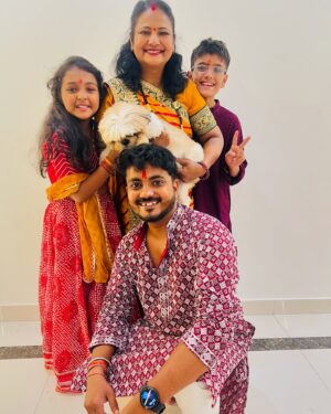 Anjana Singh Instagram - _*आपको व आपके  स्नेहीजनों को  दीपोत्सव/दीपावली/लक्ष्मीपूजा/कालीपूजा की अशेष शुभकामनाएँ...*_💐🪔

 *।।卐।। शुभ दीपावली ।।卐।।*
🪔
🪔
🪔
🪔
🧿🧿🧿🧿
#family ❤️
#diwalivibes✨❤️ 
@aditi13k15 
@anuraag7000