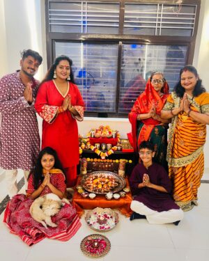 Anjana Singh Instagram - _*आपको व आपके  स्नेहीजनों को  दीपोत्सव/दीपावली/लक्ष्मीपूजा/कालीपूजा की अशेष शुभकामनाएँ...*_💐🪔

 *।।卐।। शुभ दीपावली ।।卐।।*
🪔
🪔
🪔
🪔
🧿🧿🧿🧿
#family ❤️
#diwalivibes✨❤️ 
@aditi13k15 
@anuraag7000