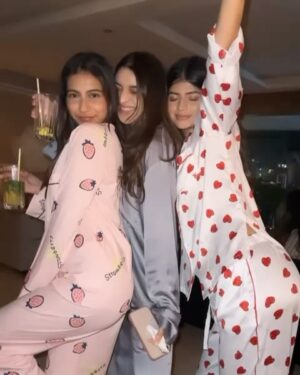 Anjini Dhawan Instagram - 2024 you’ve been special ❤️🫶