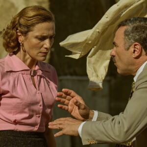 Anna Foglietta Instagram - Questi Fantasmi! 
Un film di Alessandro Gassman ❤️ tratto dal capolavoro di Eduardo de Filippo andrà in onda su Rai 1 in prima serata il 30 Dicembre 
Un testo del 1945 che compie 80 anni e che a dispetto del tempo non invecchia ma che anzi continua a far vibrare ogni corda dell’animo umano. 

Un grazie infinite a tutto il cast, meraviglioso cast…in Massimiliano Gallo e Alessio Lapice, coi quali ho interagito per la maggior parte, ho trovato due compagni di lavoro meravigliosi. Costruttivi, precisi, preparati, generosi…grazie ❤️
Applaudo Maurizio Casagrande , Gea Martire, Viviana Cangiano, Tony Laudadio.. siete speciali ❤️

Un grazie infinito a tutta la troupe per la concentrazione e la devozione. Siete sempre la parte nascosta ma più preziosa della costruzione del lavoro.

Un grazie alla produzione e in particolare agli amici di Napoli.. con voi tutto diventa teatro 

Un grazie alla Rai che investe nella conservazione del nostro infinito patrimonio culturale.. reinventandolo

Ma il grazie più grande va a Eduardo e alla sua capacità inarrivabile di scrivere per ognuno di noi e ad Alessandro che ogni volta che mi dirige riesce a far emergere qualcosa di inaspettato. Con lui mi sento sempre protetta. Grazie 
.
.
.
#questifantasmi
@rai1official 
@raiplay_official 
@picomedia.official 
@alessandro_gassmann_official 
@massimilianogallo_ 
@alessiolapice 
@vivianacangiano 
@maurizio_casagrande 
@tony.laudadio 
@antonello_emidi 
@martina_cossu_mua 
@mari_sansone_hair_dep 
@procaccinifabrizio 
@cirodisarno3778