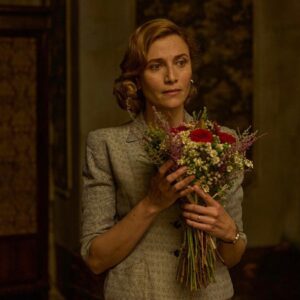 Anna Foglietta Instagram - Questi Fantasmi! 
Un film di Alessandro Gassman ❤️ tratto dal capolavoro di Eduardo de Filippo andrà in onda su Rai 1 in prima serata il 30 Dicembre 
Un testo del 1945 che compie 80 anni e che a dispetto del tempo non invecchia ma che anzi continua a far vibrare ogni corda dell’animo umano. 

Un grazie infinite a tutto il cast, meraviglioso cast…in Massimiliano Gallo e Alessio Lapice, coi quali ho interagito per la maggior parte, ho trovato due compagni di lavoro meravigliosi. Costruttivi, precisi, preparati, generosi…grazie ❤️
Applaudo Maurizio Casagrande , Gea Martire, Viviana Cangiano, Tony Laudadio.. siete speciali ❤️

Un grazie infinito a tutta la troupe per la concentrazione e la devozione. Siete sempre la parte nascosta ma più preziosa della costruzione del lavoro.

Un grazie alla produzione e in particolare agli amici di Napoli.. con voi tutto diventa teatro 

Un grazie alla Rai che investe nella conservazione del nostro infinito patrimonio culturale.. reinventandolo

Ma il grazie più grande va a Eduardo e alla sua capacità inarrivabile di scrivere per ognuno di noi e ad Alessandro che ogni volta che mi dirige riesce a far emergere qualcosa di inaspettato. Con lui mi sento sempre protetta. Grazie 
.
.
.
#questifantasmi
@rai1official 
@raiplay_official 
@picomedia.official 
@alessandro_gassmann_official 
@massimilianogallo_ 
@alessiolapice 
@vivianacangiano 
@maurizio_casagrande 
@tony.laudadio 
@antonello_emidi 
@martina_cossu_mua 
@mari_sansone_hair_dep 
@procaccinifabrizio 
@cirodisarno3778