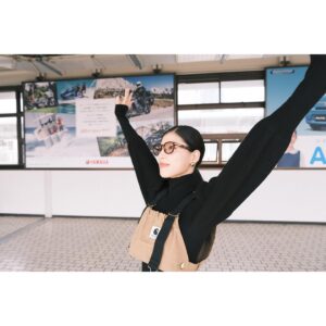 Anna Ishii Instagram - 🚄✌︎

寒くなってきたので、お身体に気をつけて過ごしてくださいね。

本日よりAmazonPrimeドラマ「推しの子」が配信となります‼︎ぜひ‼︎
