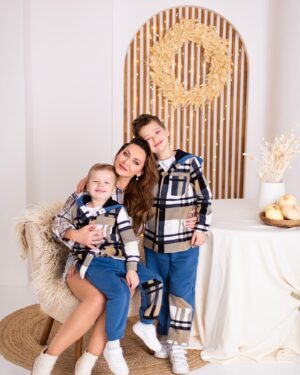 Anna Salivanchuk Instagram - Ну, що хороші мої, як рік стартував?
Я була з родиною, нагулялись, на сміялись , намагалась максимум взяти позитиву від батьків та дітей і в мене це вийшло🙏🏻
І сьогодні ще один Святий вечір, завтра ще одне Різдво, багато хто святкує по старому календарю, а по новому завтра Водохреще.
Я вважаю що не має різниці коли святкувати, головне бути з сімʼєю, щасливим і живим 🙏🏻
А ви коли святкуєте Різдво?
Фото @maryna_komarytska 
Мейк @maselska_mua