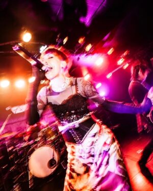 Anna Tsuchiya Instagram - みんな、大阪でぶち上がる準備はできてるかにゃ？❤️‍🔥⚡️

12月20日（金）大阪 心斎橋SOMA
BLVCKPHOENIX 1st ONE MAN LIVE "GRAVEYARD" 
チケットはプロフィールリンクからご購入頂けます🎫
@blvckphoenix_official 

VOCAL: @annatsuchiya0311
GUITAR : @akiramex84
BASS : @oscarzofficial
DRUMS : #YUDAI

Photo by @hiranotakashi171

#BLVCKPHOENIX #ВРХ #ANNATSUCHIYA #土屋アンナ#ROCKBAND