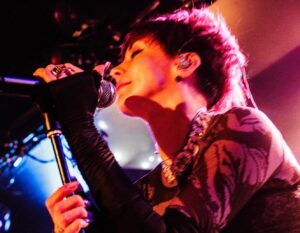 Anna Tsuchiya Instagram - GRAVEYARD 東京公演の様子❤️‍🔥
舞台裏でアー写っぽく
@hiranotakashi171 に撮ってもらったやつと、
そのBTS(？)も見てね❤️‍🔥❤️‍🔥

次回大阪！！
チケットはプロフィールリンクか、
イープラスのサイトから買えます！
@eplus_official 

@blvckphoenix_official 
@oscarzofficial 
@akiramex84 
@hiranotakashi171 

再びの特別出演
@michoujaguar 

#土屋アンナ
#annatsuchiya