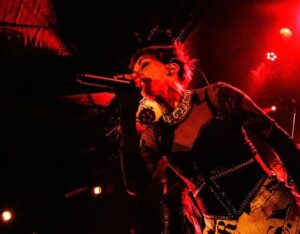 Anna Tsuchiya Instagram - GRAVEYARD 東京公演の様子❤️‍🔥
舞台裏でアー写っぽく
@hiranotakashi171 に撮ってもらったやつと、
そのBTS(？)も見てね❤️‍🔥❤️‍🔥

次回大阪！！
チケットはプロフィールリンクか、
イープラスのサイトから買えます！
@eplus_official 

@blvckphoenix_official 
@oscarzofficial 
@akiramex84 
@hiranotakashi171 

再びの特別出演
@michoujaguar 

#土屋アンナ
#annatsuchiya
