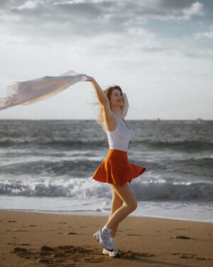 Anna Tsukanova-Kott Instagram - Как я худею? 

Лично у меня  2 после всех этих новогодних праздников. Как я худею? В первую очередь я отказываюсь от сахара, глютена и лактозы. Начинаю есть больше овощей и не забываю про качественный белок. Не ем мясо. Только рыбу. 

Добавляю псиллиум (шелуха подорожника в таблетках), альфа липоевую кислоту (снижает аппетит,  и chromium (снижает тягу к сладкому). Пью воду с лимоном и травяный чай. Важно, чтобы жидкости было достаточно. 

Покупаю хлеб только в лен и гречка, заменяю животные сыры на веганские ferment foods , перехожу на свежее кокосовое и миндальное молоко от prana milk и если не могу без сахара - ем чуть-чуть мед акации (он самый диетический считается). Питаюсь 3 раза в день. Обычно это завтрак в 10 , перекус в 13 и ужин в 18.

Важно помнить, что даже если вы едите #ПП и #ЗОЖ и превышаете 1500 ккал похудения не происходит. Так как вы все равно нагружаете организм калориями, но только полезными. Так что не налегайте особо на мед и бананы. 

ССЫЛКИ на ВСЕ продукты в ТЕЛЕГЕ в шапке профиля 🔼

PH @nataliamaksimovala 📸

#аннацукановакотт #ешьискусство #какяхудею #худеем #пп #зож #питание #диета #похудение #фигурамечты