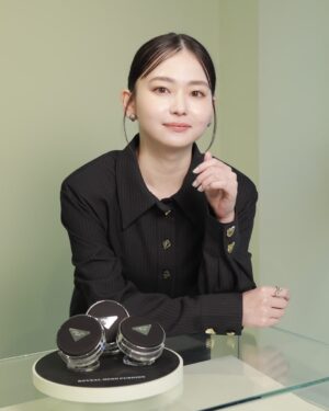 Anna Yamada Instagram - プラダメッシュクッションが1/15に先行発売されます。
イベントで実際に体験させていただきました。
さらっとしたつけ心地なのに重ねるごとに気になる部分をカバーしてくれるファンデーション。
Prada Re-Nylonを施したアクセサリーのようなパッケージで、普段使いにもギフトとしても活躍しそうです☺️

#pradabeauty
#プラダビューティ
#PR