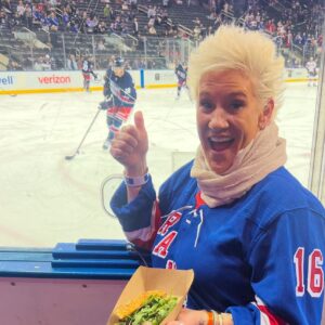 Anne Burrell Instagram - Soooooooo HIIIIIIIIIIIII everyone and Happy New Year!!! It’s been a minute since I have posted but I’m back!! An absolutely TREMENDOUS night last night @thegarden cheering on MY @nyrangers for a win and hanging out in the Delta Lounge and serving my Steak Pizzaiola Hero !! It was YUMMY!!! Getting to go on the ice was a HUUUUUGE highlight too!!! Oh what a night!!!! #theclaxtons #ilovewhatido #luckygirl