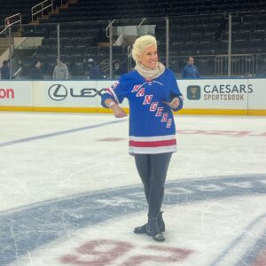 Anne Burrell Instagram - Soooooooo HIIIIIIIIIIIII everyone and Happy New Year!!! It’s been a minute since I have posted but I’m back!! An absolutely TREMENDOUS night last night @thegarden cheering on MY @nyrangers for a win and hanging out in the Delta Lounge and serving my Steak Pizzaiola Hero !! It was YUMMY!!! Getting to go on the ice was a HUUUUUGE highlight too!!! Oh what a night!!!! #theclaxtons #ilovewhatido #luckygirl