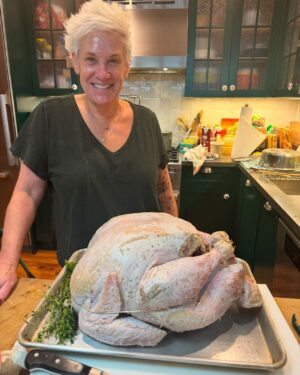 Anne Burrell Instagram - Just an AMAZING Thanksgiving weekend!!! SOOOO many amazing people and things to be thankful for!!! And a little karaoke, broadway and axe throwing… #theclaxtons #ilovewhatido #luckygirl @janeburrell326 @stuartclaxton @svoinbim @mr.seusss