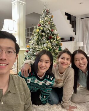 Anne Thongprasom Instagram - วันรวมมิตร ช่วงเทศกาล🎁🎄😊

#ลงไม่ครบรูปไม่มี😅