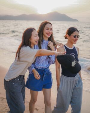 Anne Thongprasom Instagram - กลับมายืนที่เดิม😊🧍🏻‍♀️🧍🏻‍♀️🧍🏻‍♀️….

ลากนางมาเที่่ยวที่ร้านจนได้🤍 
@myriabenedetti @kiksuwatjanee
