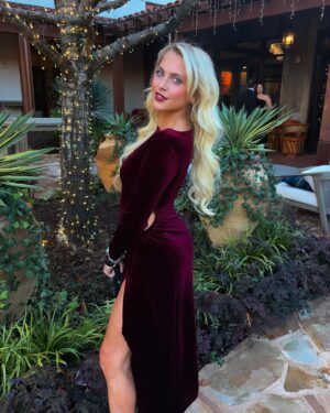 Anne Winters Instagram - Last night twas magical 💫💋🎄