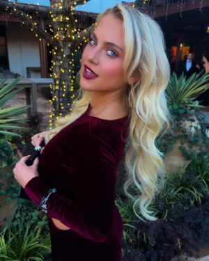 Anne Winters Instagram - Last night twas magical 💫💋🎄