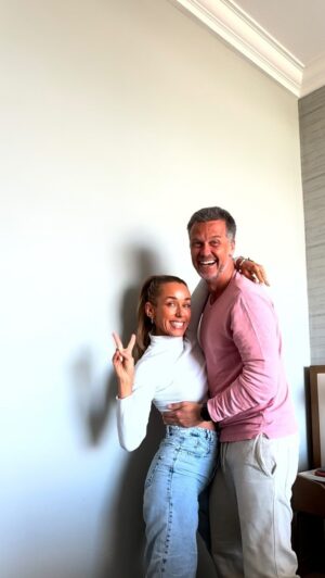 Annemarie Carpendale Instagram - Konnten nicht widerstehen. Was hat das Internet aus uns gemacht?#familygoals #Bandscheibe