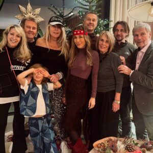 Annemarie Carpendale Instagram - we did it again 💋💥💫🎄💝🔥👿

…diesmal allerdings mit Adventskranzabfackeln (Löschdecke am Start💪🏾🔥), Erste Hilfe Einsatz (der Landarzt musste ran❤️) & Schwiegerdad’s erstes Mal (geärgert wurde sich nur ein bisschen 😈)

#survivingchristmas #17years #andonandon #chaosfamily #happycookie #helloagain #bettertogether #merryXmas #von❤️ #toYOU 🫶🏽