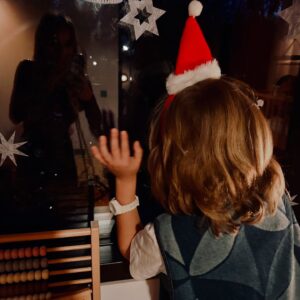 Annemarie Carpendale Instagram - we did it again 💋💥💫🎄💝🔥👿

…diesmal allerdings mit Adventskranzabfackeln (Löschdecke am Start💪🏾🔥), Erste Hilfe Einsatz (der Landarzt musste ran❤️) & Schwiegerdad’s erstes Mal (geärgert wurde sich nur ein bisschen 😈)

#survivingchristmas #17years #andonandon #chaosfamily #happycookie #helloagain #bettertogether #merryXmas #von❤️ #toYOU 🫶🏽