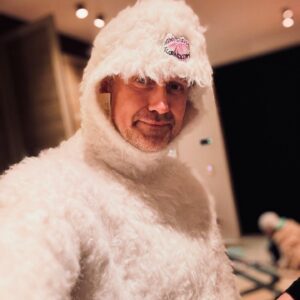 Annemarie Carpendale Instagram - we did it again 💋💥💫🎄💝🔥👿

…diesmal allerdings mit Adventskranzabfackeln (Löschdecke am Start💪🏾🔥), Erste Hilfe Einsatz (der Landarzt musste ran❤️) & Schwiegerdad’s erstes Mal (geärgert wurde sich nur ein bisschen 😈)

#survivingchristmas #17years #andonandon #chaosfamily #happycookie #helloagain #bettertogether #merryXmas #von❤️ #toYOU 🫶🏽