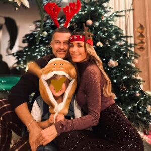 Annemarie Carpendale Instagram - we did it again 💋💥💫🎄💝🔥👿

…diesmal allerdings mit Adventskranzabfackeln (Löschdecke am Start💪🏾🔥), Erste Hilfe Einsatz (der Landarzt musste ran❤️) & Schwiegerdad’s erstes Mal (geärgert wurde sich nur ein bisschen 😈)

#survivingchristmas #17years #andonandon #chaosfamily #happycookie #helloagain #bettertogether #merryXmas #von❤️ #toYOU 🫶🏽