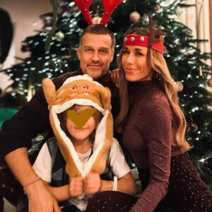 Annemarie Carpendale Instagram - we did it again 💋💥💫🎄💝🔥👿

…diesmal allerdings mit Adventskranzabfackeln (Löschdecke am Start💪🏾🔥), Erste Hilfe Einsatz (der Landarzt musste ran❤️) & Schwiegerdad’s erstes Mal (geärgert wurde sich nur ein bisschen 😈)

#survivingchristmas #17years #andonandon #chaosfamily #happycookie #helloagain #bettertogether #merryXmas #von❤️ #toYOU 🫶🏽